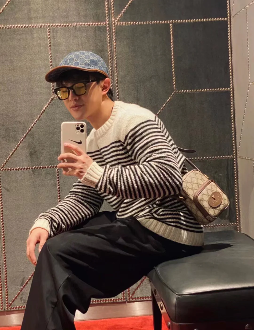 Сумка для телефона Gucci с головой тигра