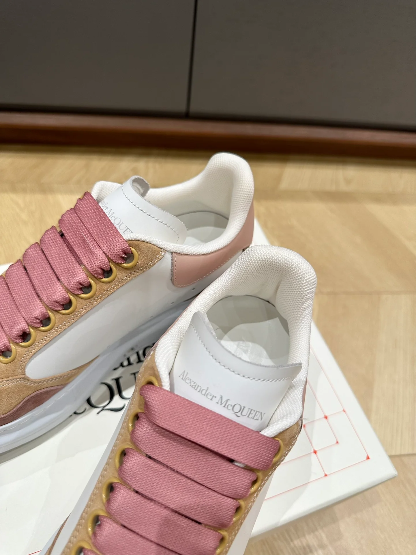 McQueen - Белые кроссовки с вставками из телячьей кожи и замши - Унисекс - Розовые