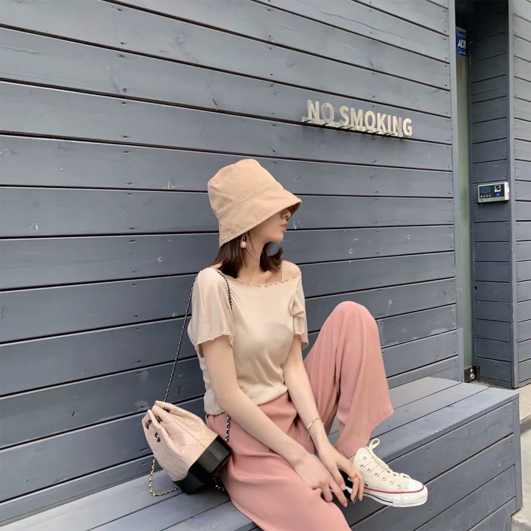 Маленький рюкзак-хобо Chanel — бежевый и черный.