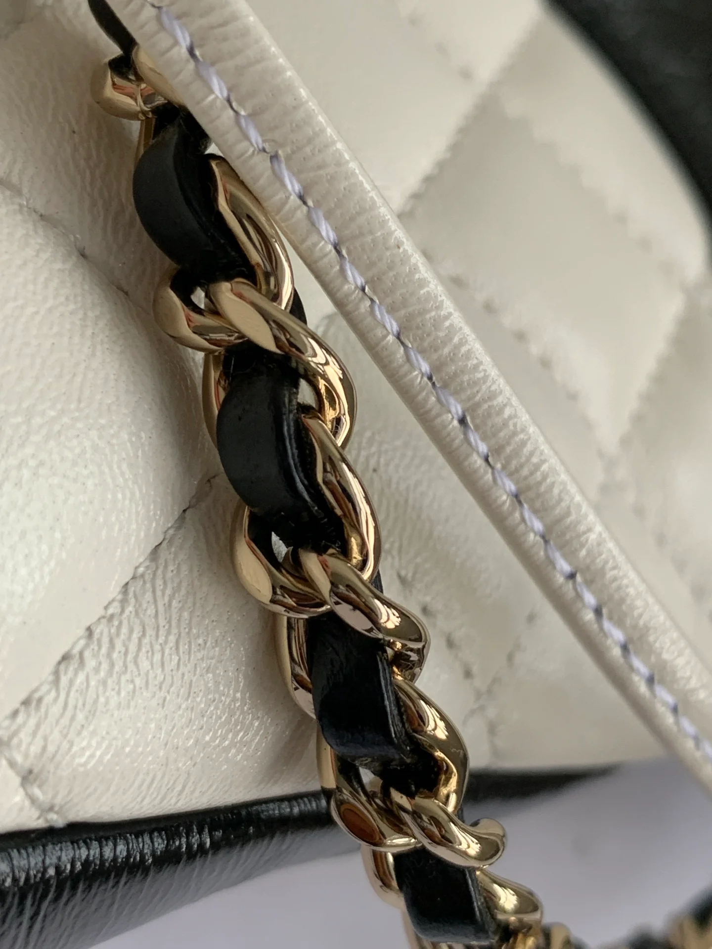 Мини-сумка Chanel 24b 31, черная с отделкой из овечьей кожи, белая