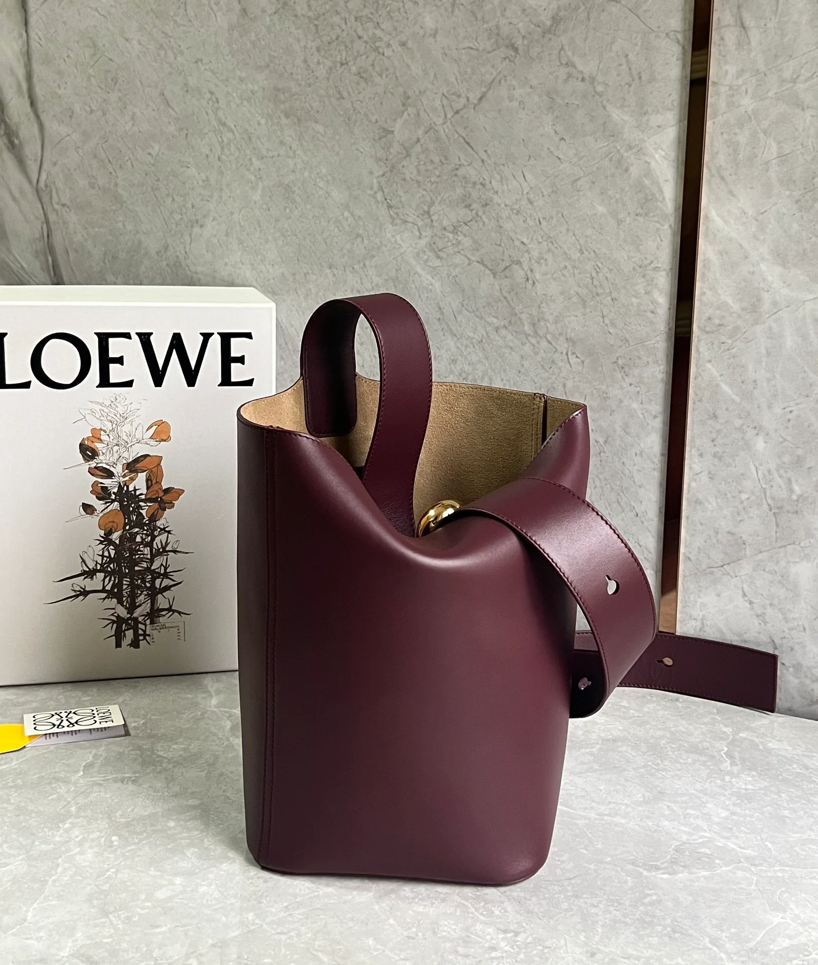Сумка-ведро Loewe Pebble, бордовая.
