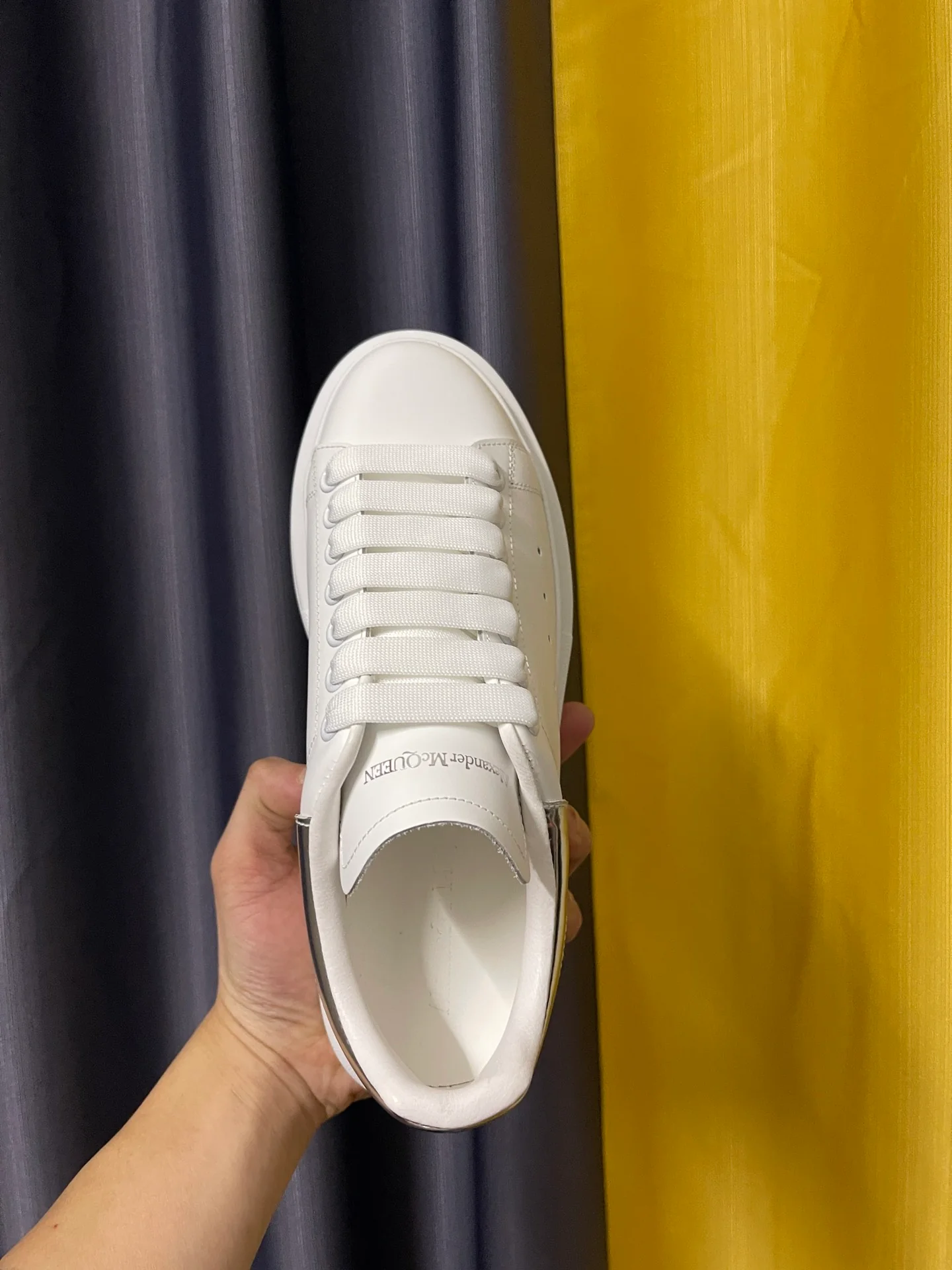 Классические белые кроссовки McQueen - унисекс - каблук из зеркальной серебристой кожи - Премиум-издание