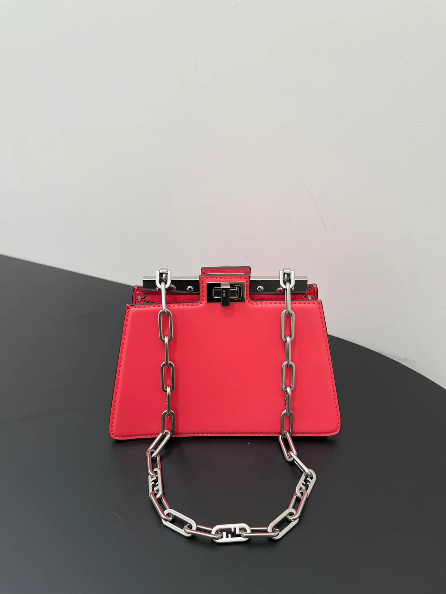 Модель с подиума Fendi 2023 года - С вырезом 