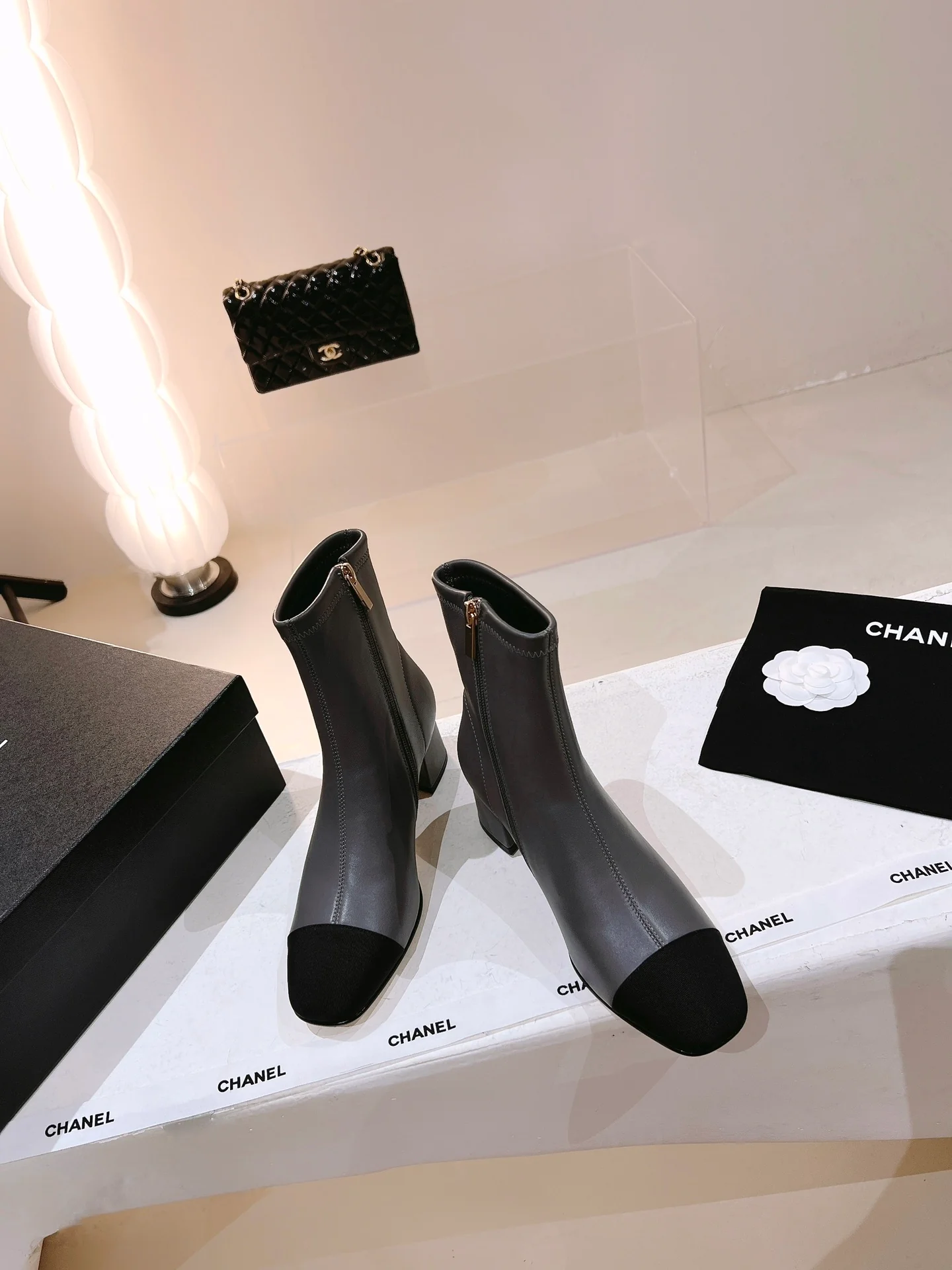 Новинка сезона осень/зима 2022 от Chanel - Ботильоны - Серые