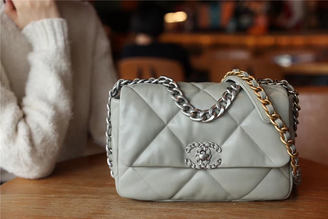 Новинка 2022 года от Chanel - сумка №19 - серая с серебряной пряжкой - маленький размер