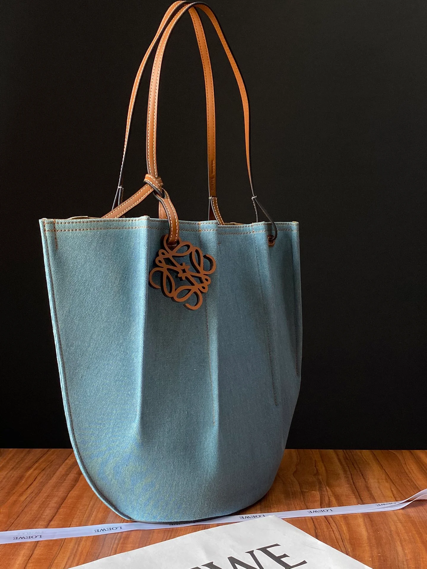 Сумка Loewe Shell Tote серии Large.