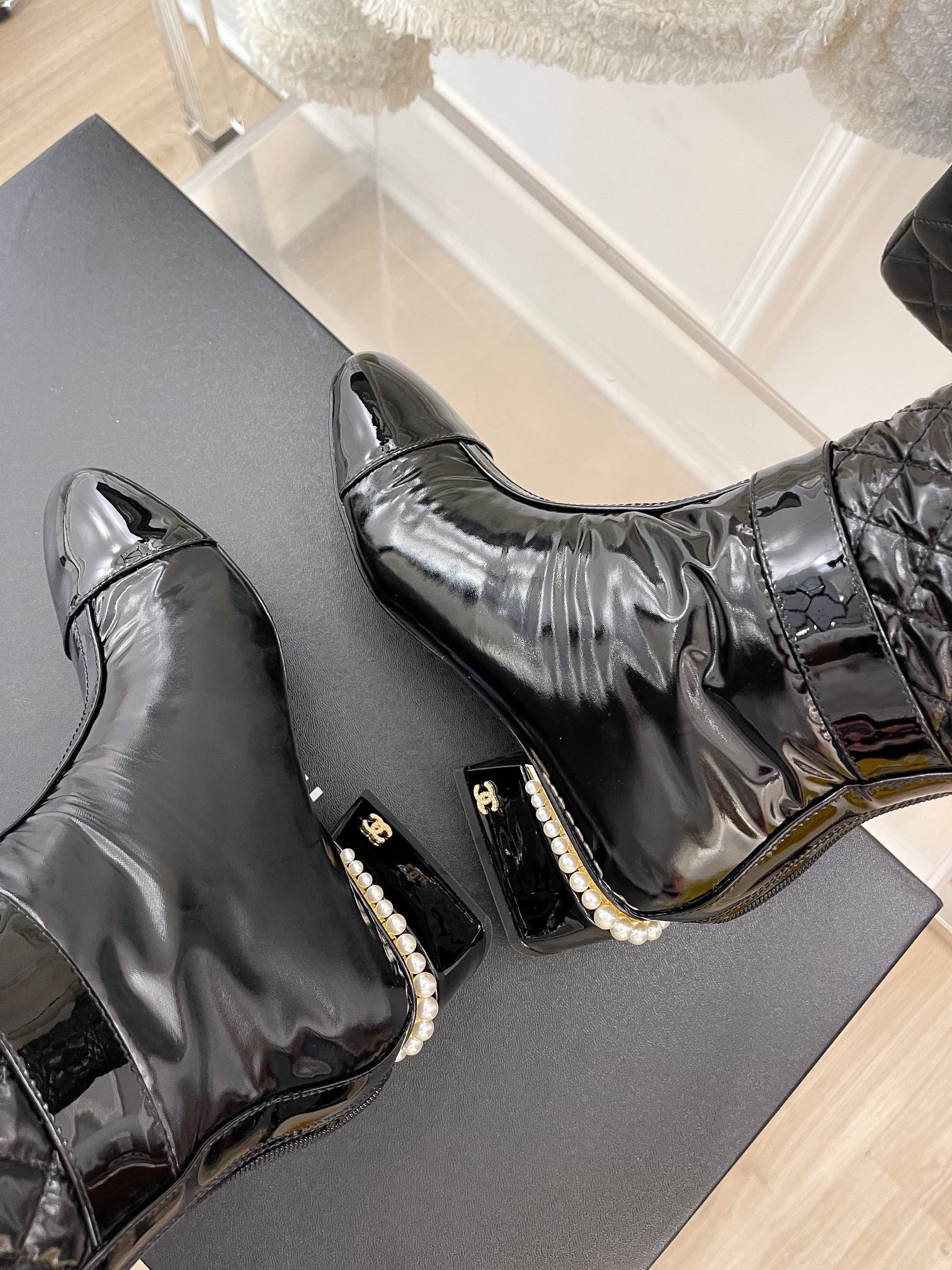 Новинка сезона осень/зима 2022 от Chanel — клетчатые высокие сапоги.