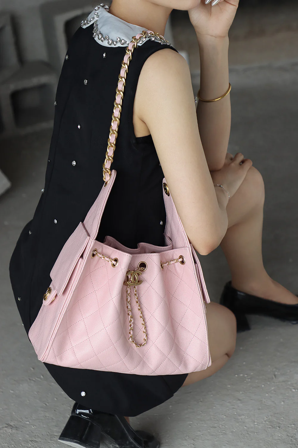 Сумка-хобо Chanel 25c Hippie, маленькая, розовая, с золотой пряжкой.