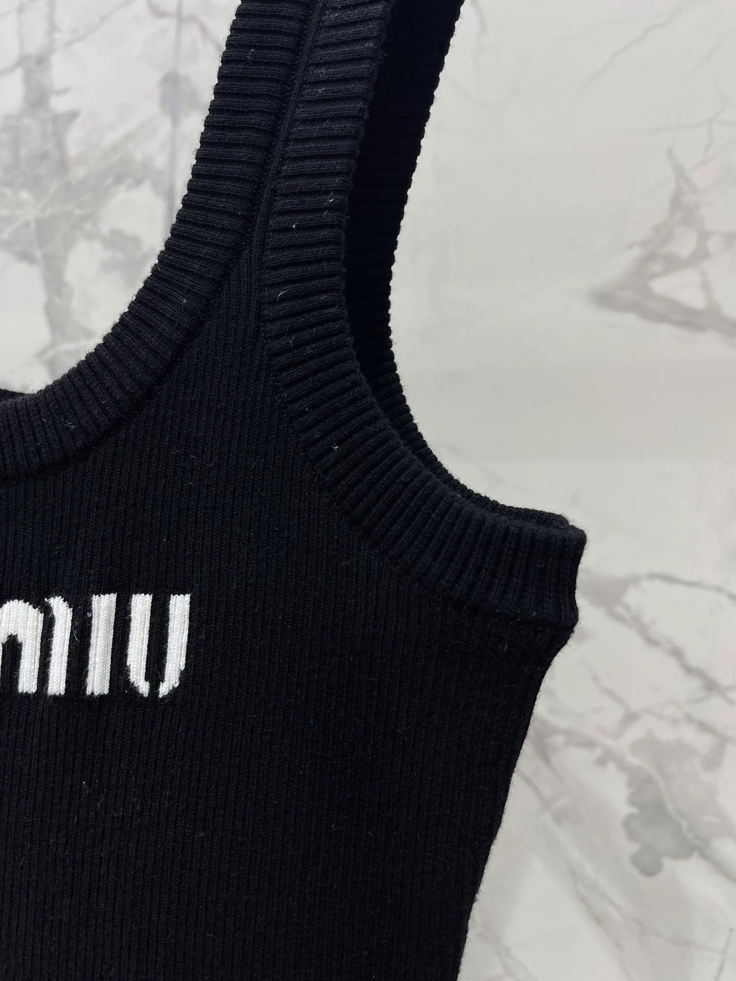 Miu Miu - Летняя новинка 2404-24: Элегантное вязаное платье-жилет с U-образным вырезом - Черное