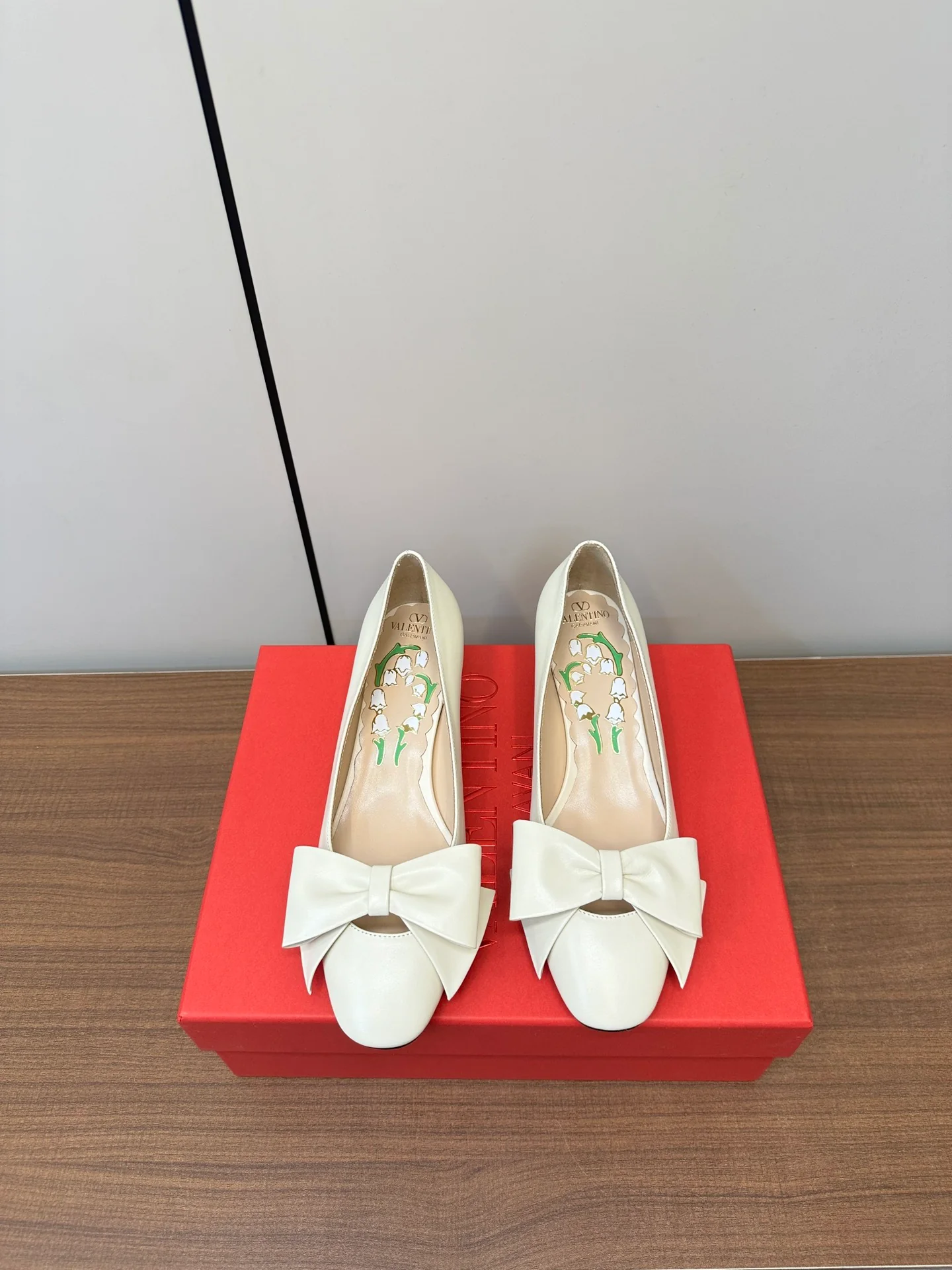 Туфли-бабочки Valentino 2024 - белые