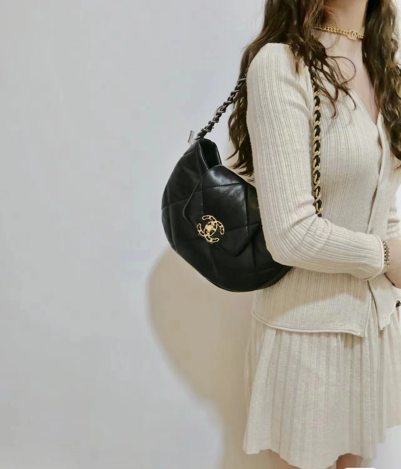 Новая коллекция Chanel ?Ранняя весна? — 24c — 19bag — сумка-хобо под мышкой — черная.