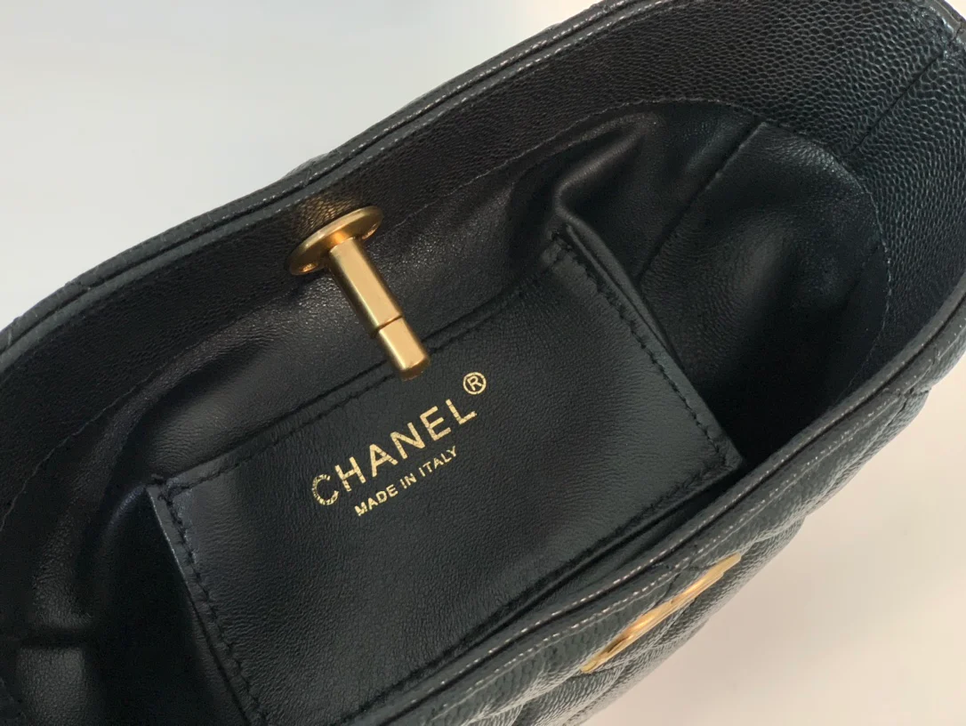 Коллекция Chanel Весна/Лето 2022 - Сумка-хобо Letter - Маленькая