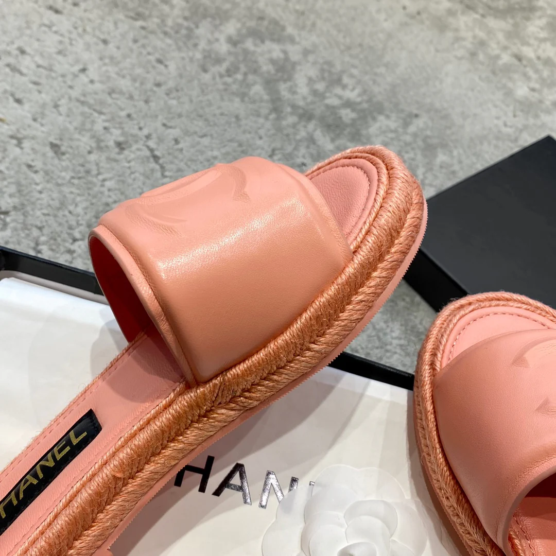 Новинка сезона весна/лето 2023 от Chanel - тапочки 3D Double C - розовые.