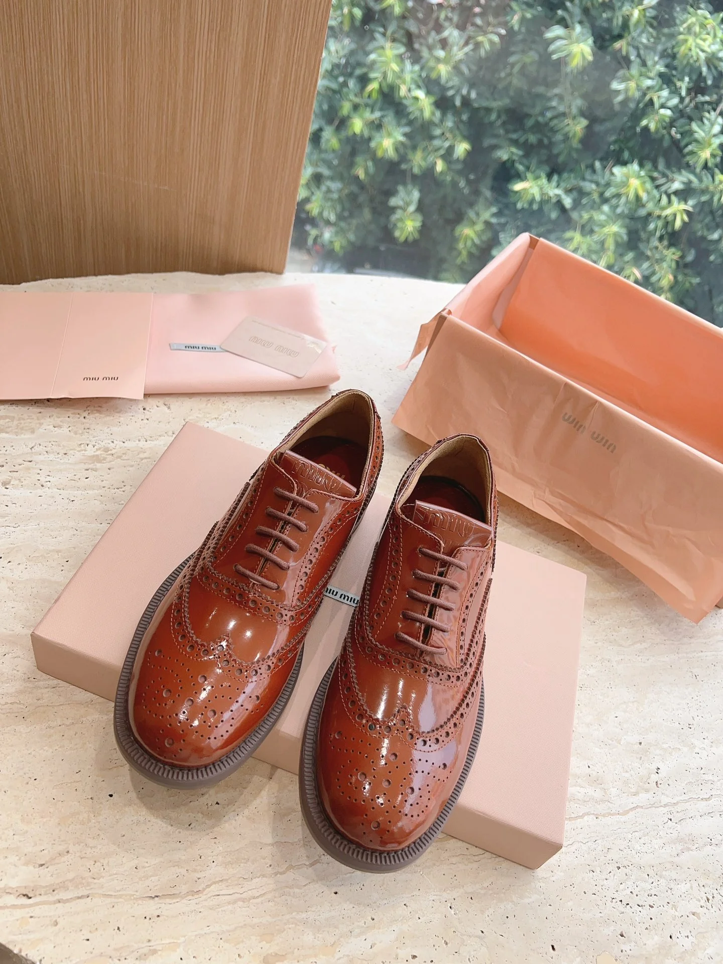 Новинка Miu Miu 2023 года - Лоферы на шнуровке в британском стиле - Кофейный цвет