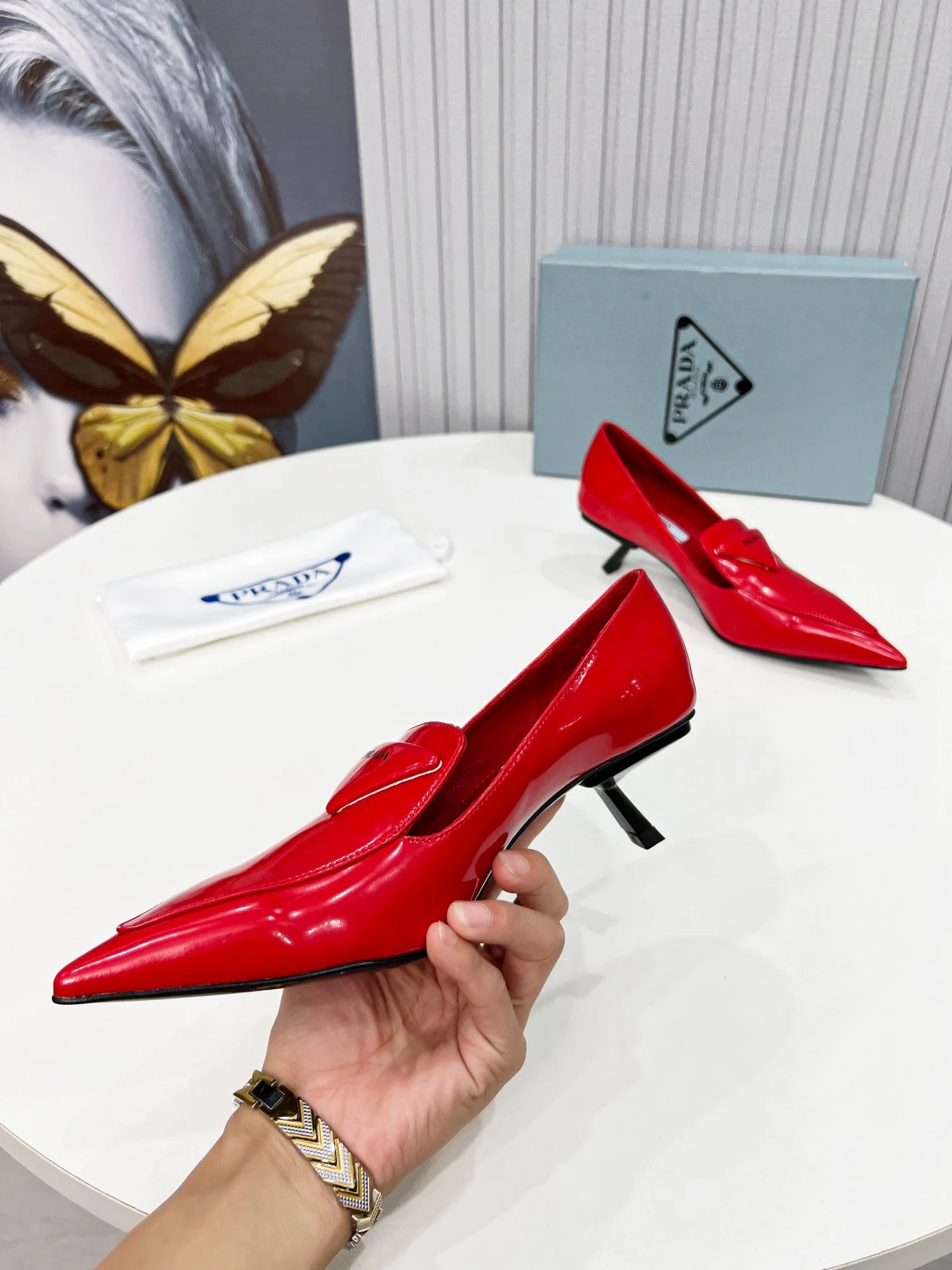 Новинка сезона весна/лето 2022 от Prada — туфли на невысоком каблуке с острым носком.