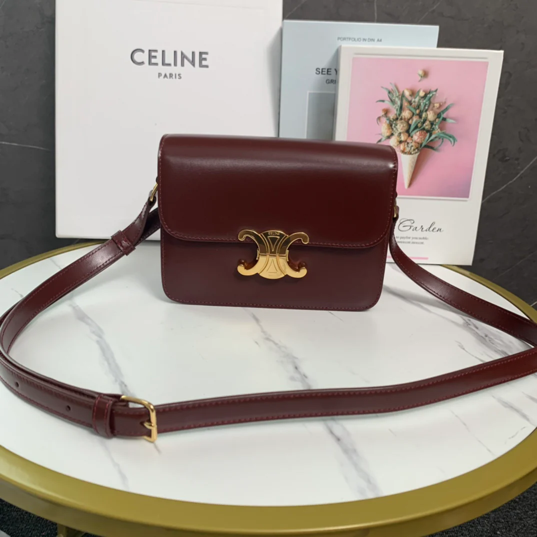 Сумка Celine Triomphe Classic из глянцевой телячьей кожи — красновато-коричневая.