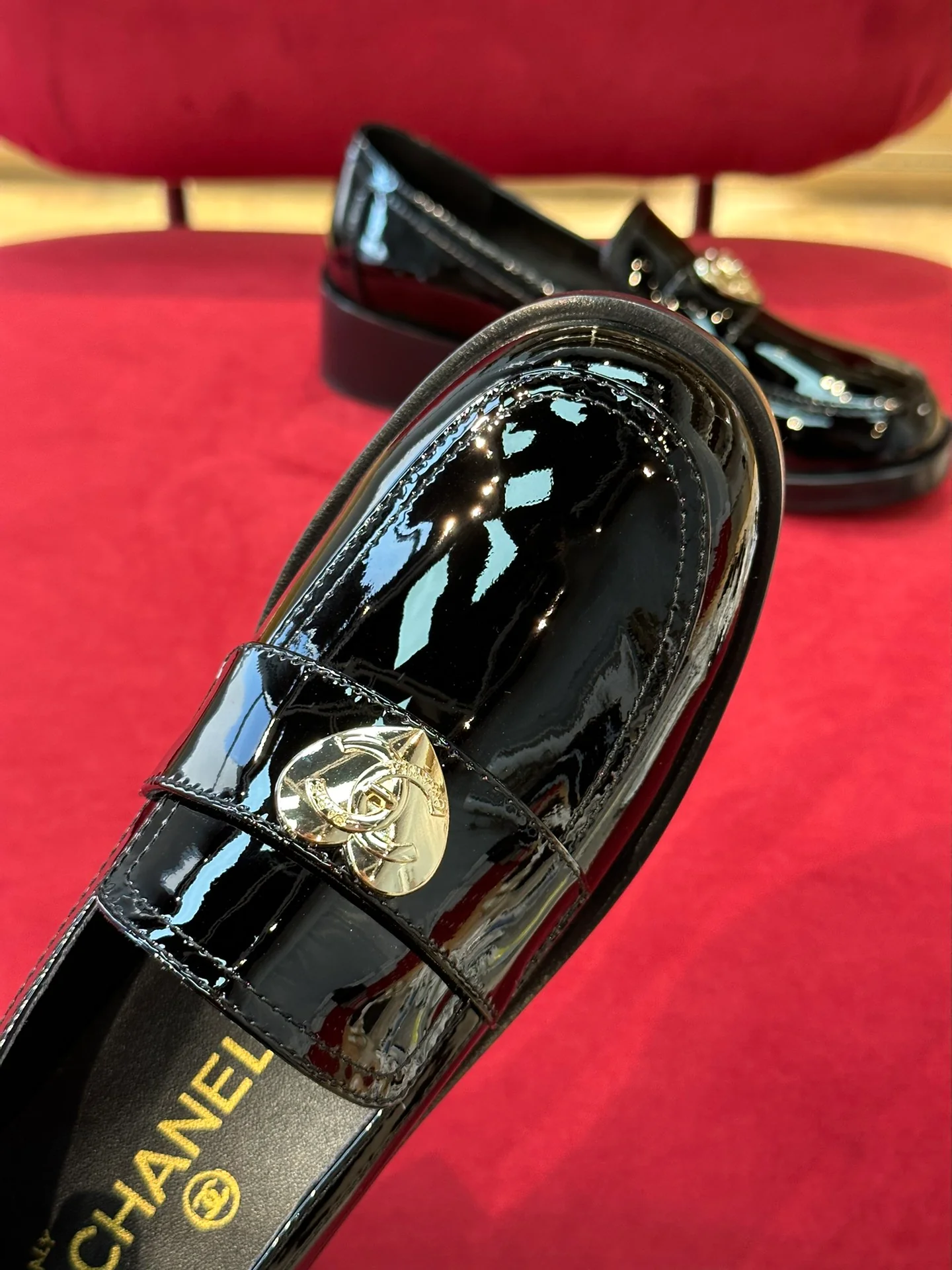 Новинка весны 2023 года от Chanel — лоферы в форме сердца.