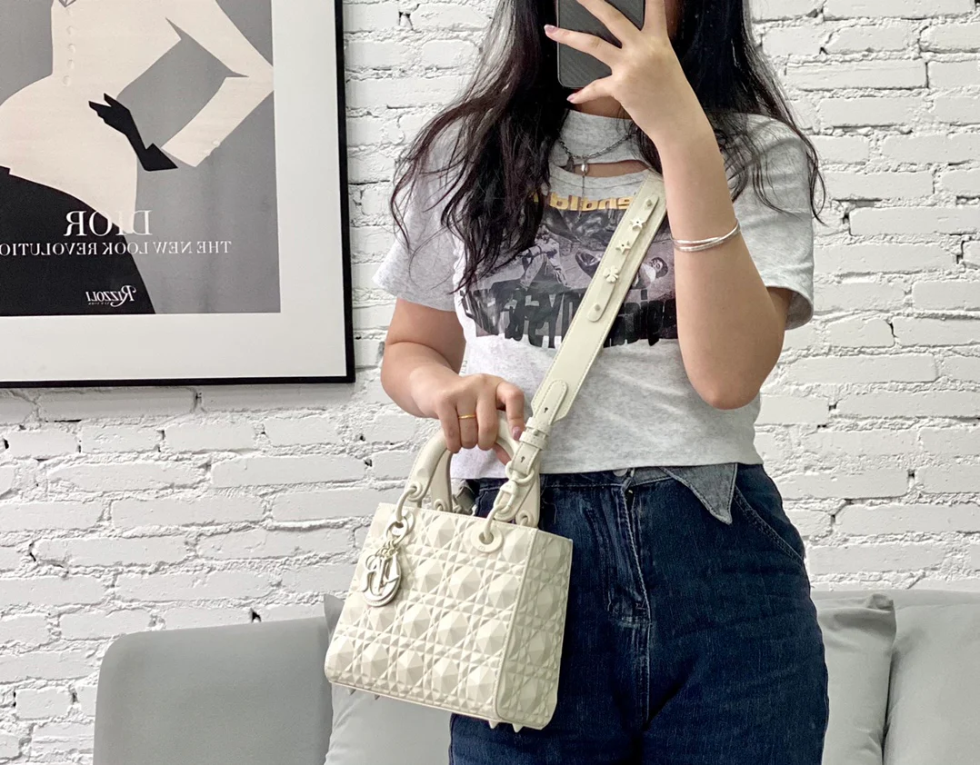 Миниатюрная женская сумочка Dior Princess Dior с тремя отделениями - 17 см - белая с ромбовидным принтом