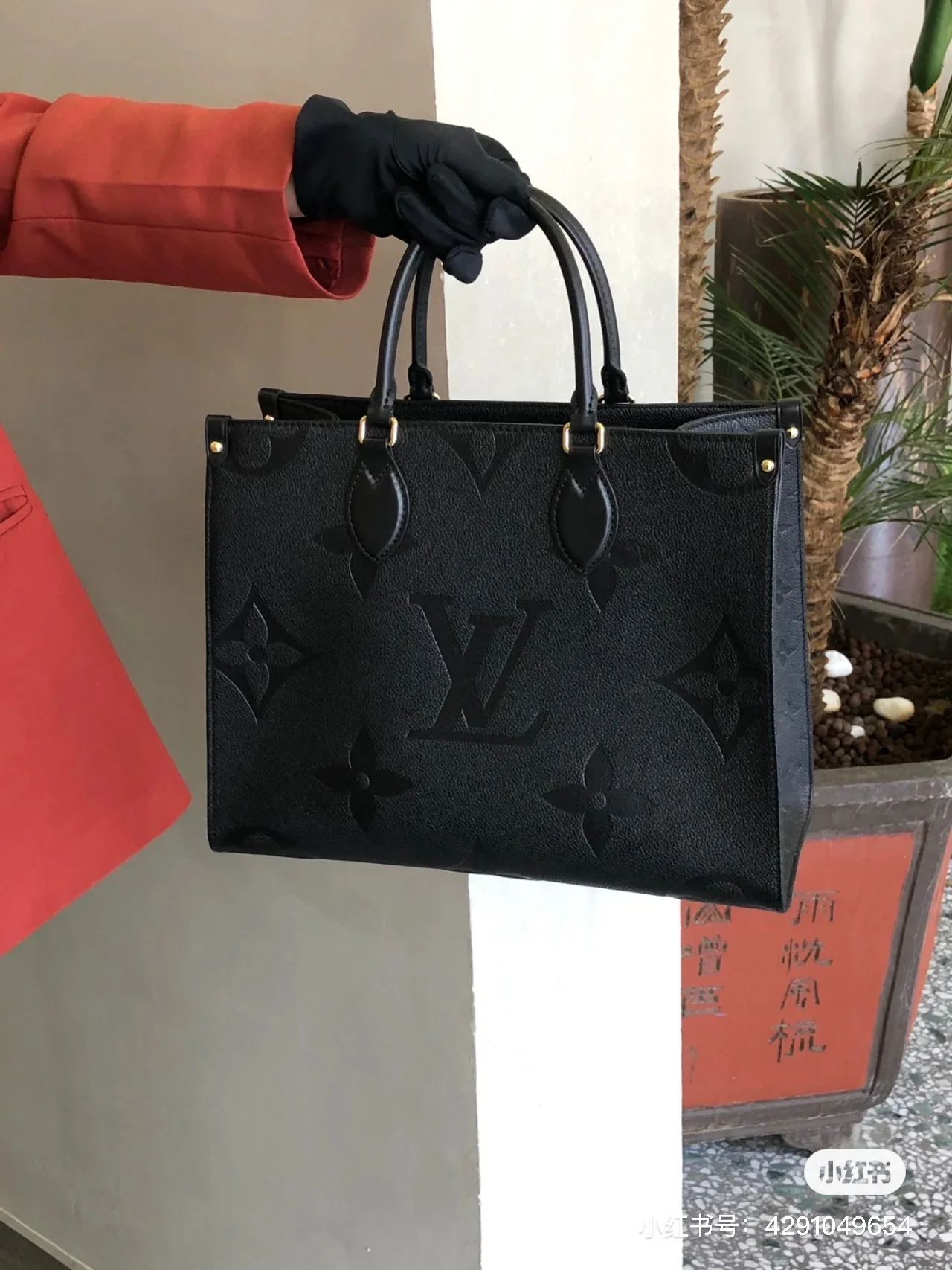 m45653-LV-onthego-pm Сумка-тоут, черная