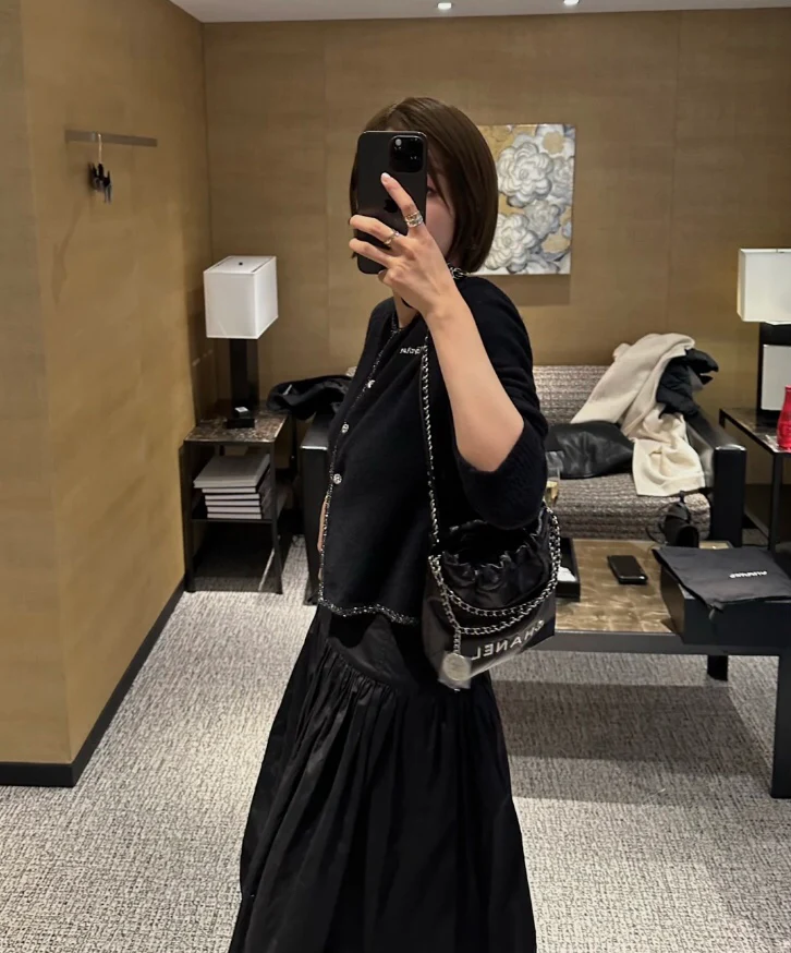 Новинка сезона весна/лето 2023 от Chanel - сумка 22 - мини - черно-серебристая - на фото.