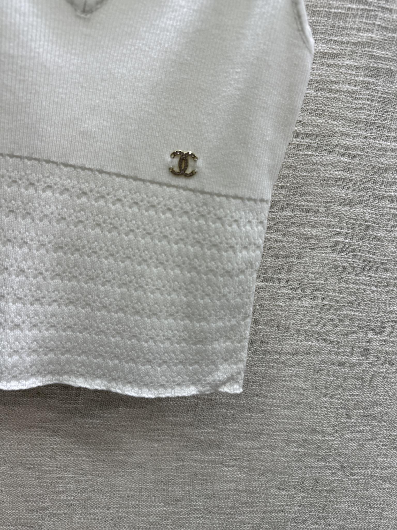 Вязаный жилет Chanel 2403 с V-образным вырезом - белый