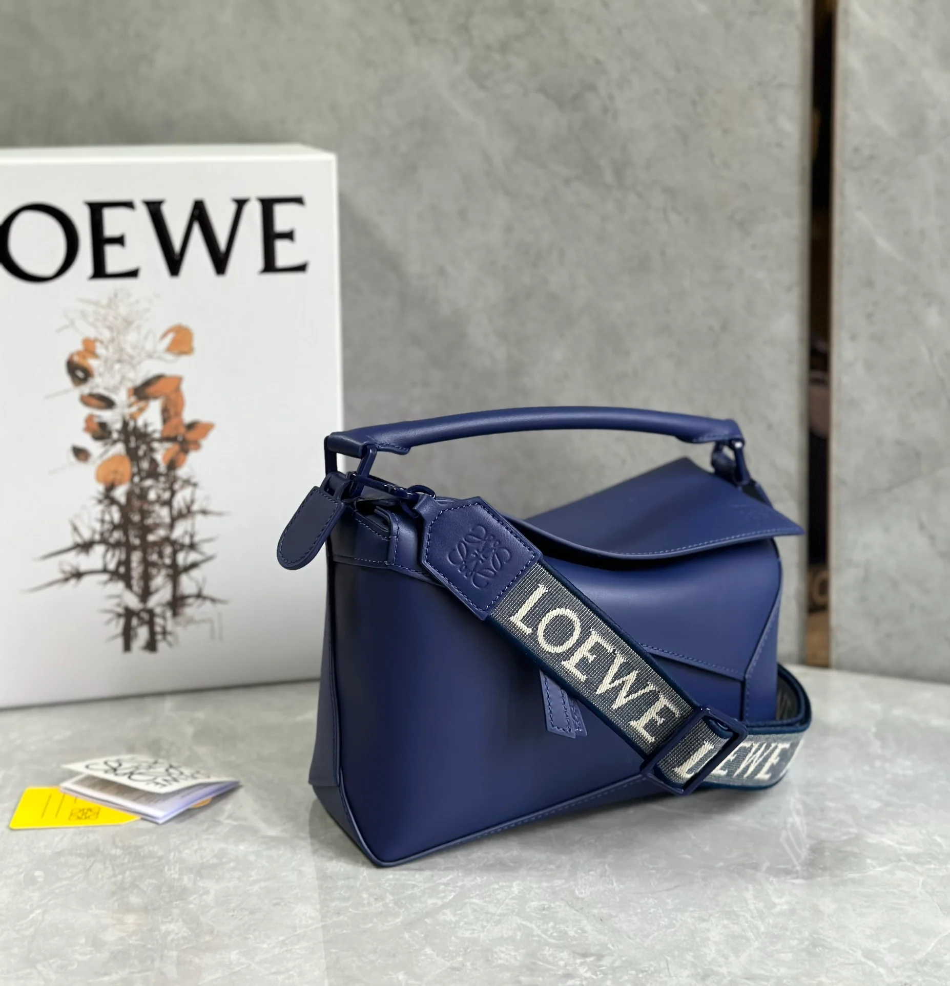 Сумка Loewe Puzzle Geometric с плечевым ремнем в виде буквы — темно-синяя.