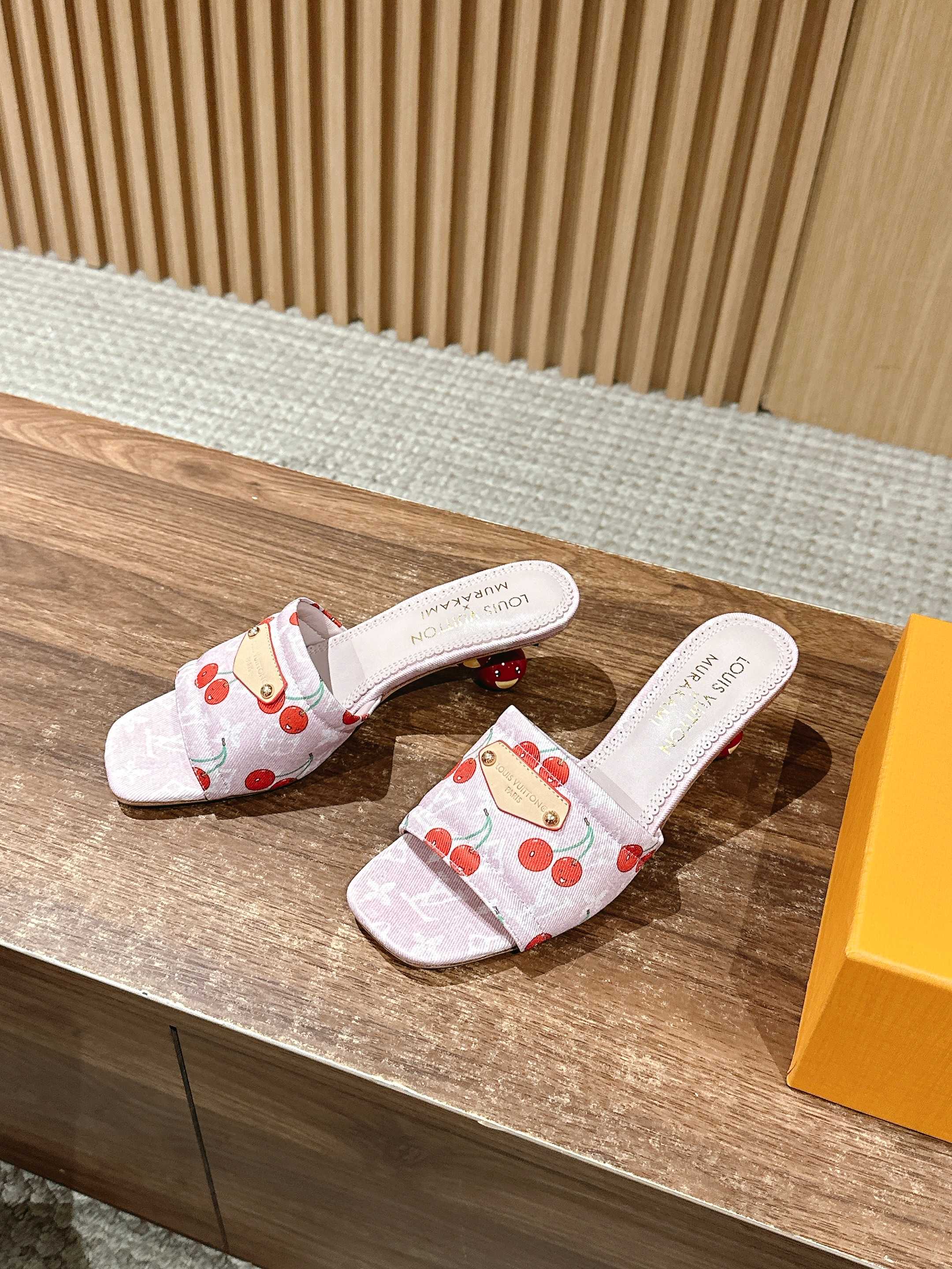 LV - Коллекция Такаши Мураками в стиле ретро - Сандалии на низком каблуке - Светло-розовые