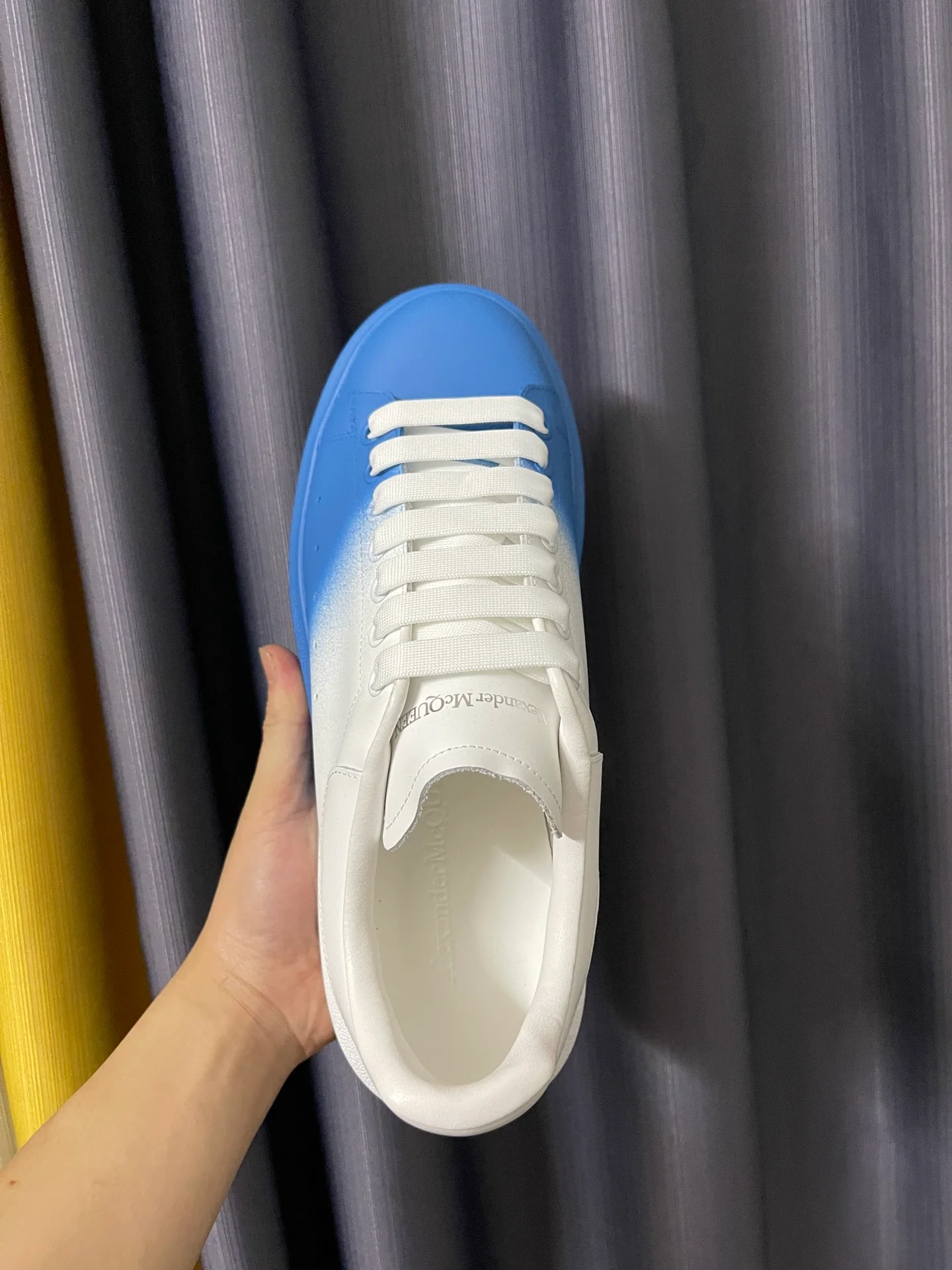 Классические белые кроссовки McQueen - унисекс - наполовину синие - премиум-версия