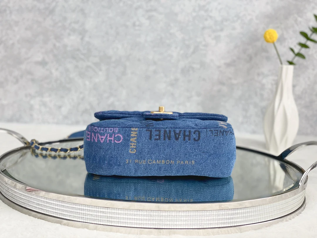 Сумка Chanel из коллекции весна/лето с граффити, джинсовая – CF Bag – 23 см