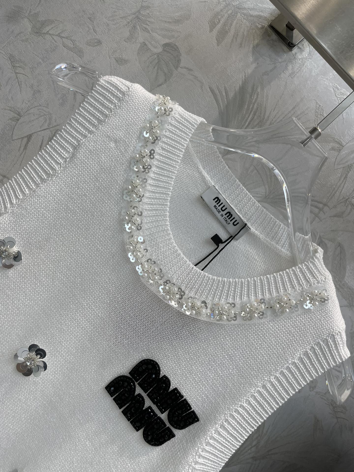 Miu Miu-2404-24 Новый вязаный жилет с цветочным узором и бисерной отделкой, выполненный в технике плотной вязки.