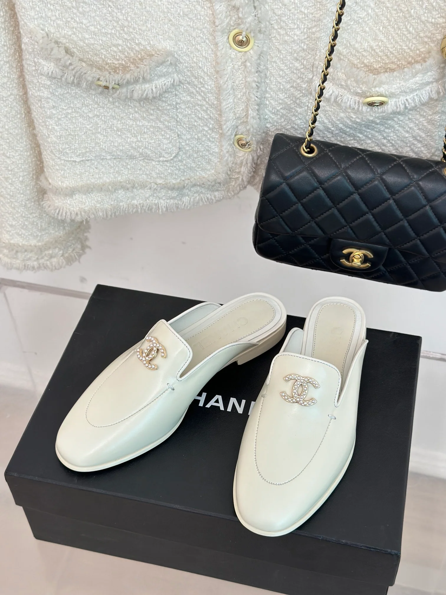 Новинка 2023 года от Chanel - плоские тапочки с закрытым носком.