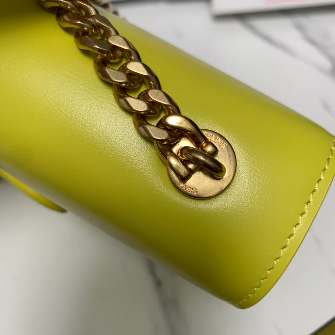 Сумка Celine с цепочкой под мышкой и тиснением в виде Триумфальной арки