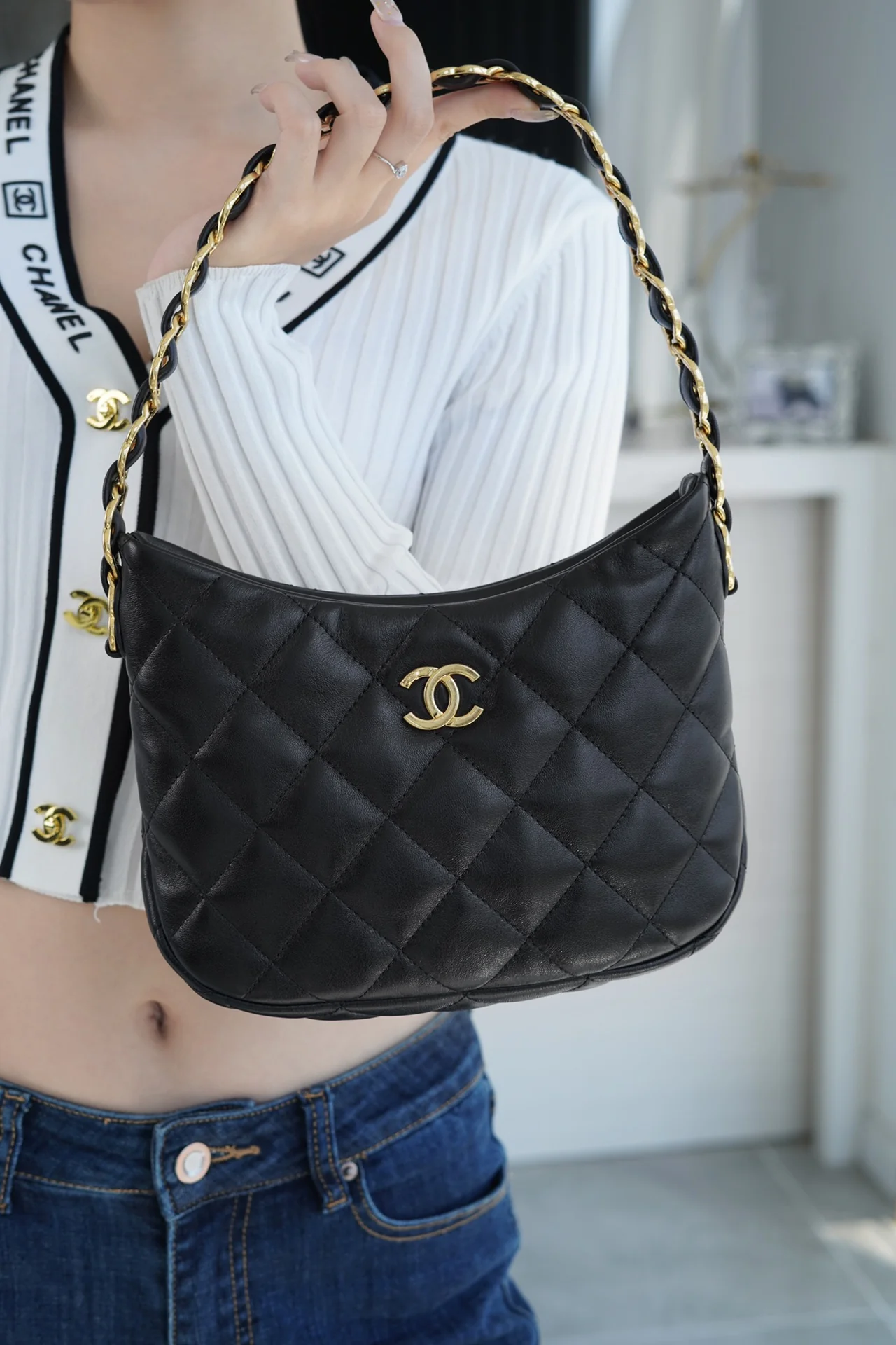 Винтажная сумка-хобо Chanel из 22-каратного золота, которую носят под мышкой.