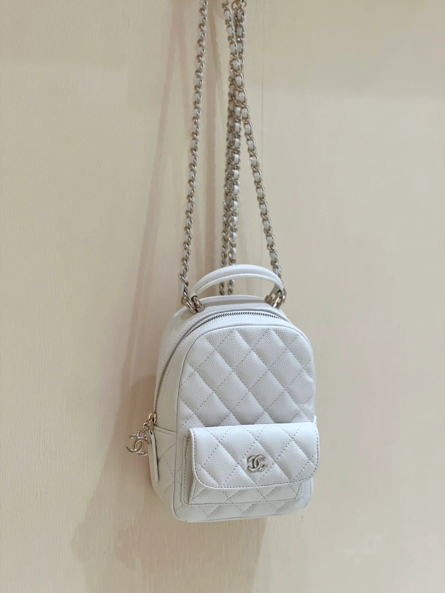 Новый оригинальный мини-рюкзак Chanel 24c - белый