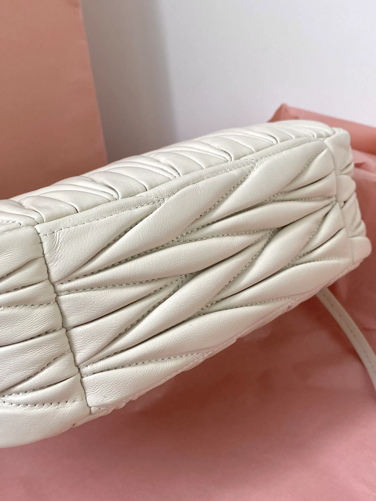 Сумка Miu Miu Wander, маленькая, из овечьей кожи, белая.