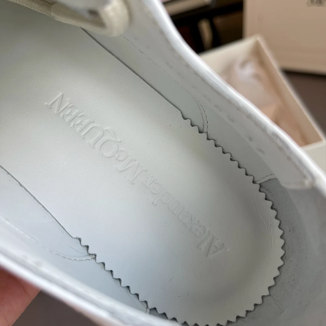 Белые лоферы на платформе McQueen