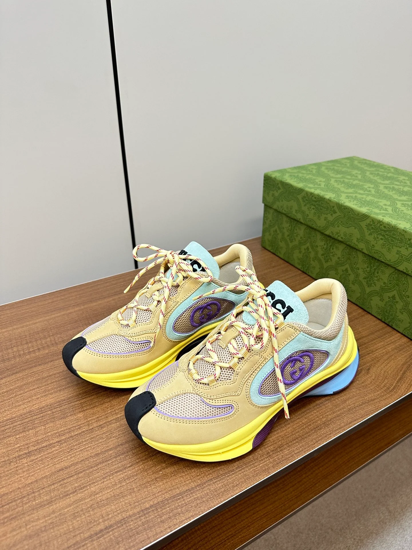 Новинка осенне-зимней коллекции Gucci 2023 — Однотонные вязаные кроссовки — Унисекс — Желто-абрикосовый цвет