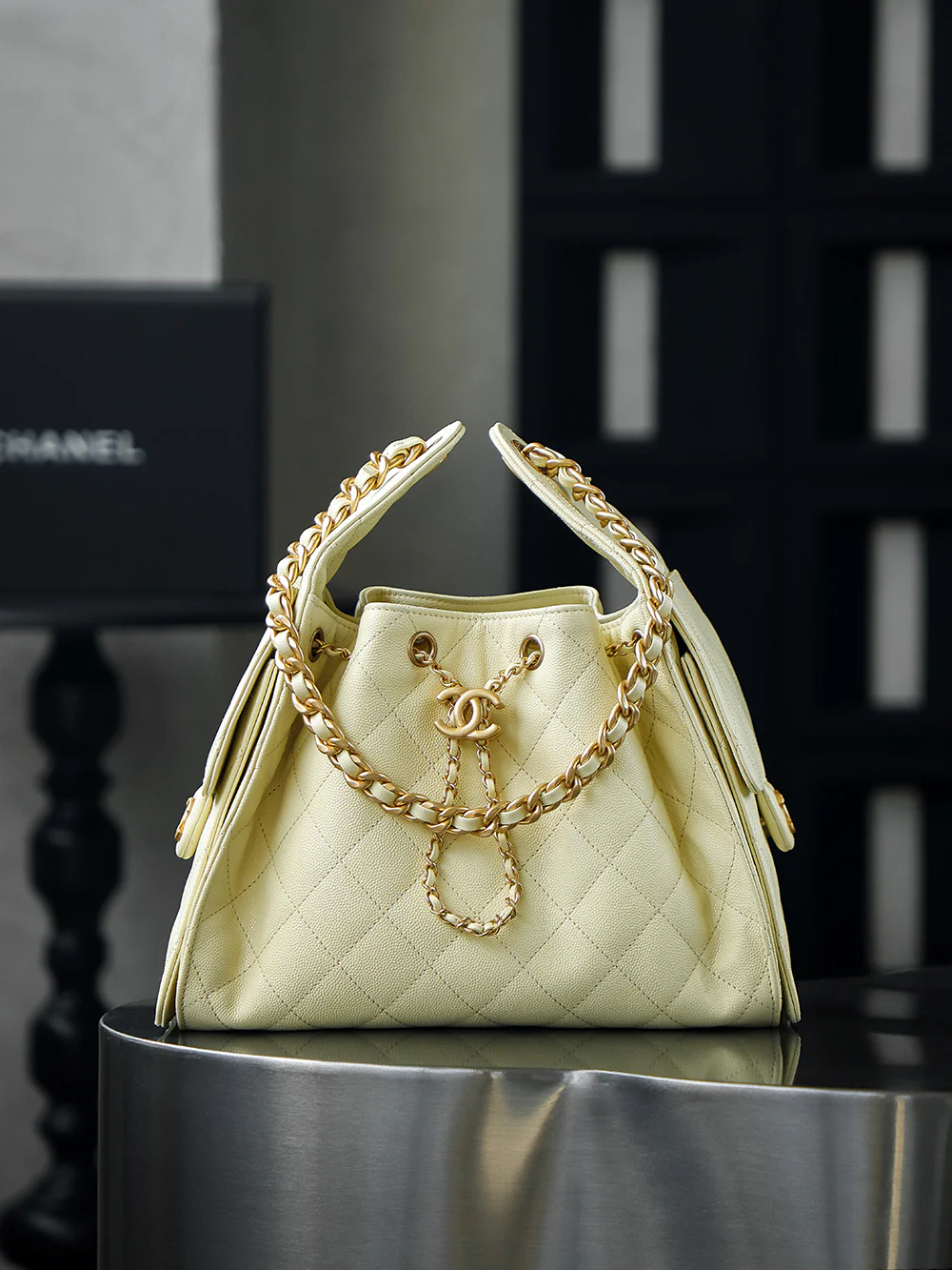 Сумка-хобо Chanel 25c Hippie, маленькая, бледно-желтого цвета с золотой пряжкой.