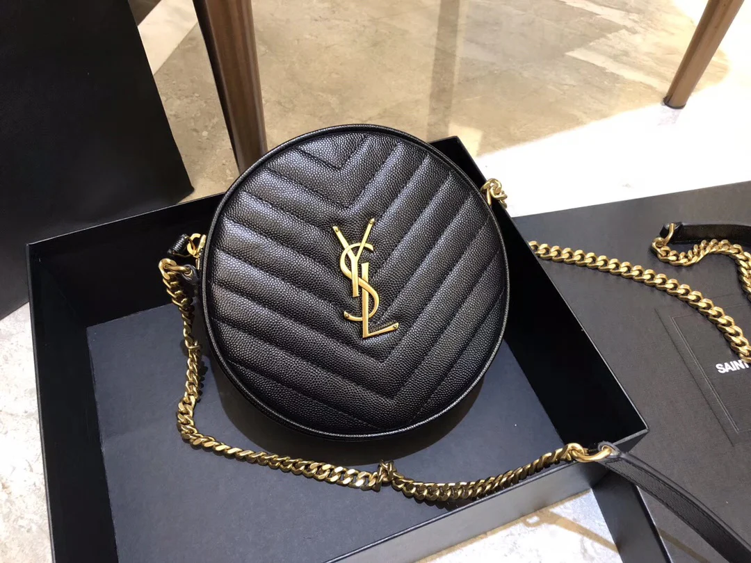 Маленькая круглая сумка YSL Vinyle - черная с золотой фурнитурой.