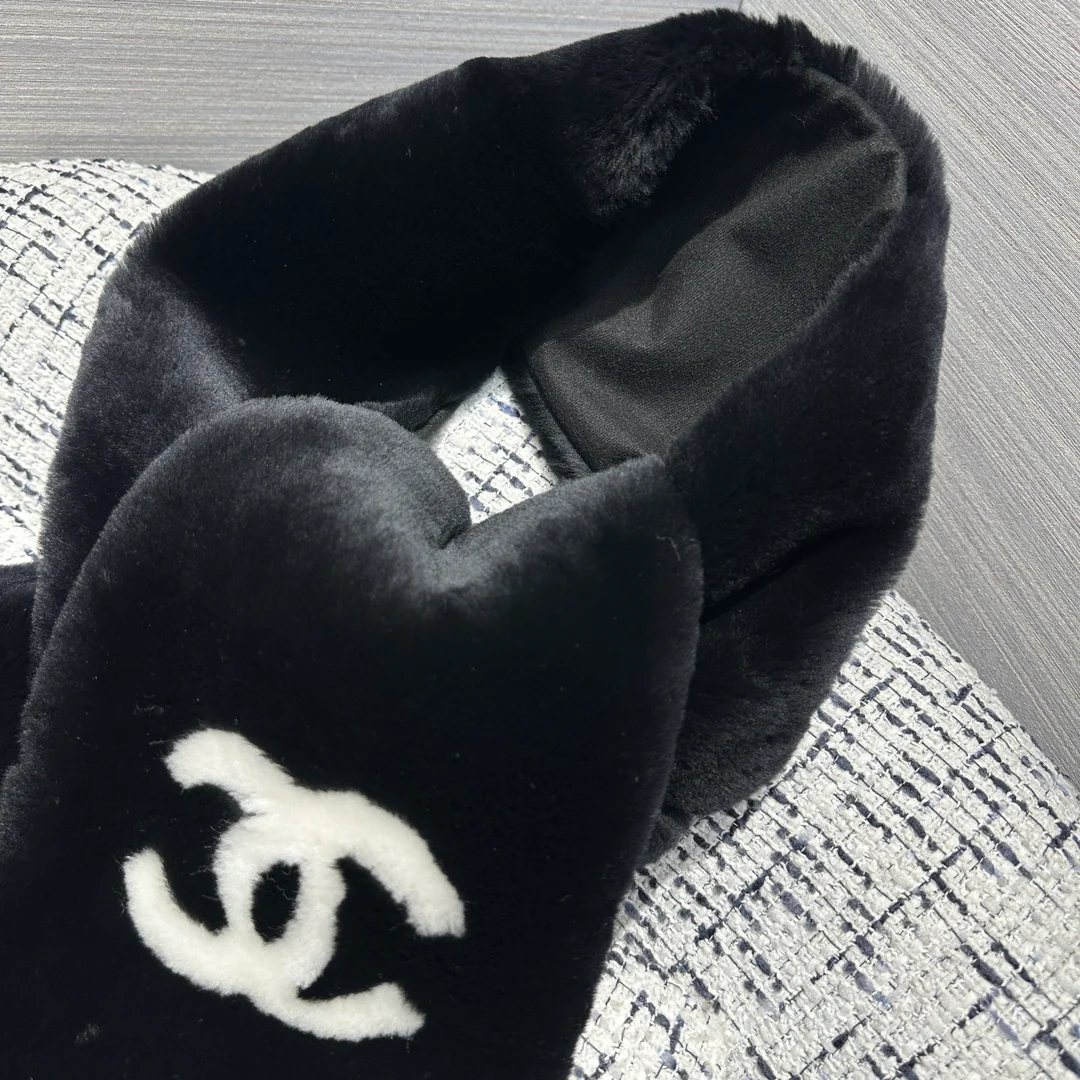 Новый шарф Chanel Double C из коллекции осень/зима 2023 — черный.