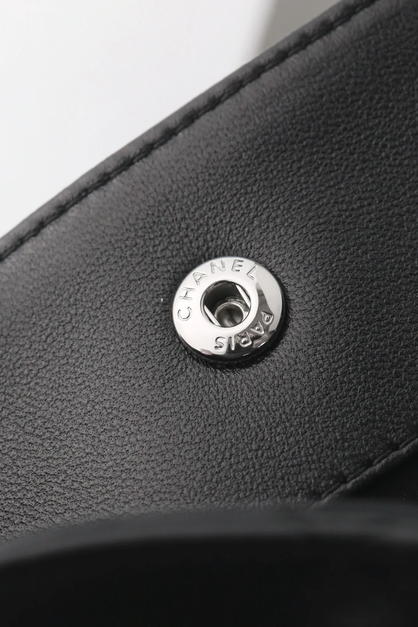 Сумка Chanel в стиле хиппи с золотой монетой 25 пенсов — черно-серебряная.