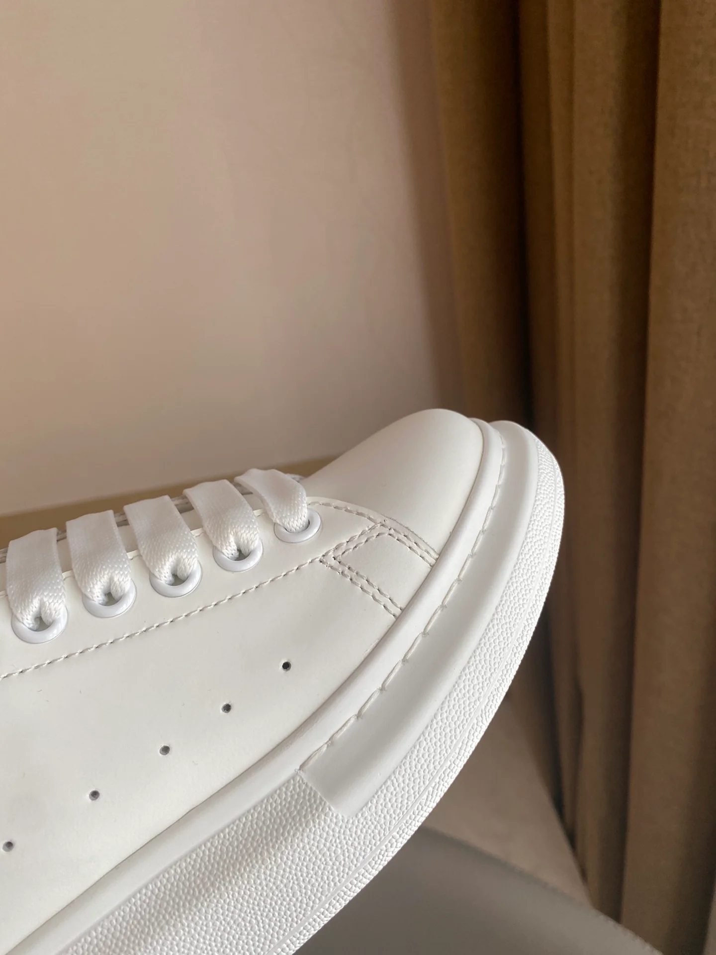 McQueen - Классические белые кроссовки - Улыбающаяся пятка - Белые