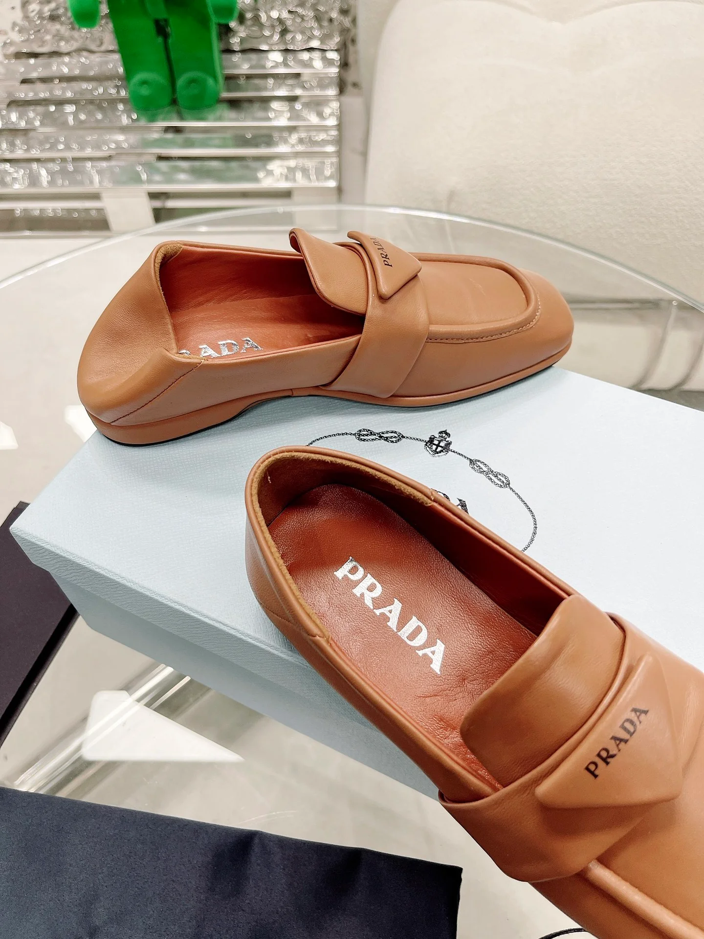 Коллекция Prada 2022 года с подиума - балетки с закрытым носком.