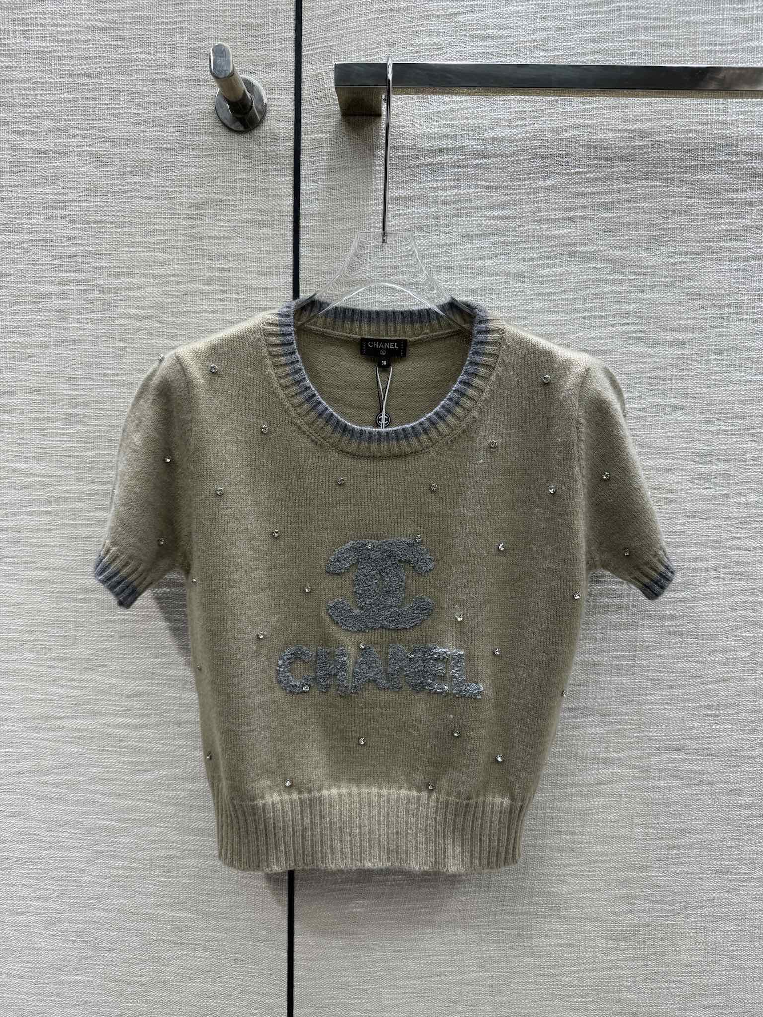 Chanel 2403 - Трикотажное изделие с двойным логотипом C на груди - Коричневый