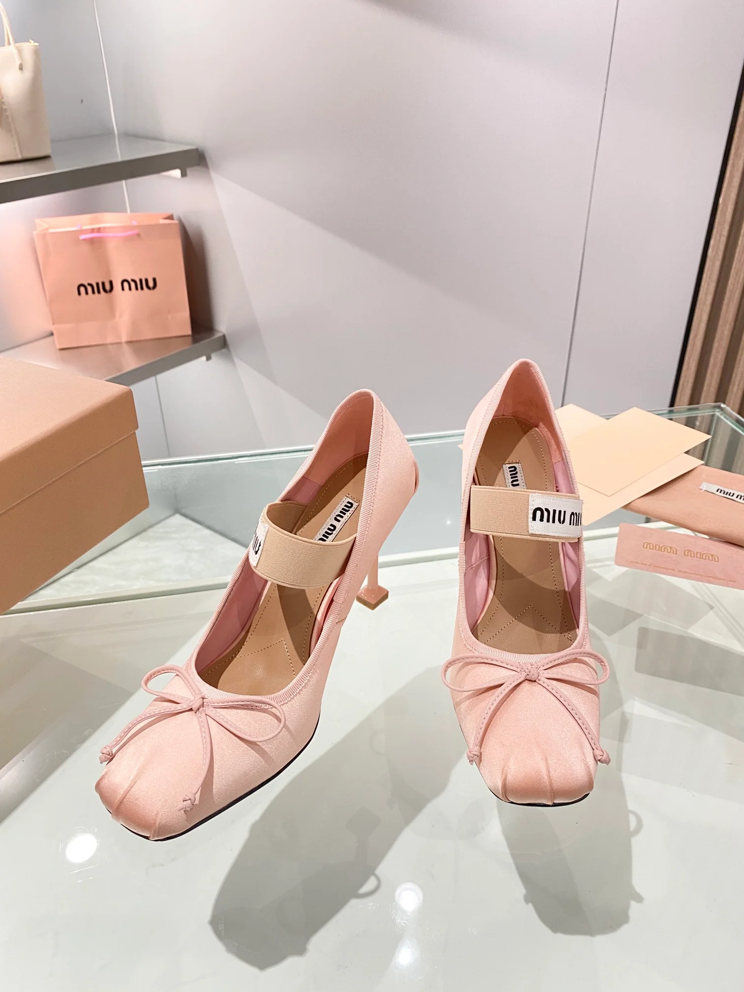 Новинка осенне-зимней коллекции Miu Miu 2023 — Балетки — Туфли на высоком каблуке — 9-5 см — Розовые