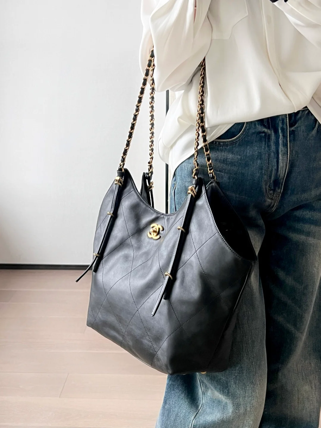 Маленькая черная сумка-тоут Chanel 25 с рукавами ?летучая мышь?.