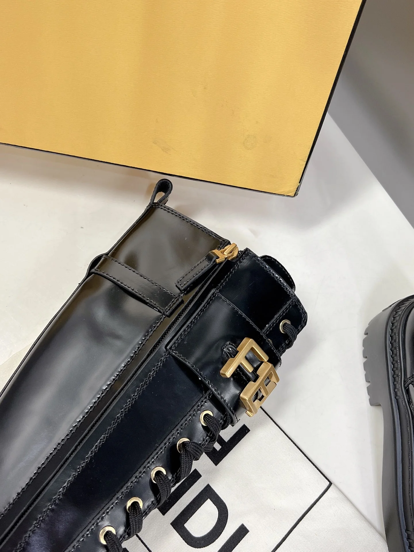 Новинка весны 2022 года от Fendi — Ботинки Martin на шнуровке с пряжкой в ??виде буквы — Черные