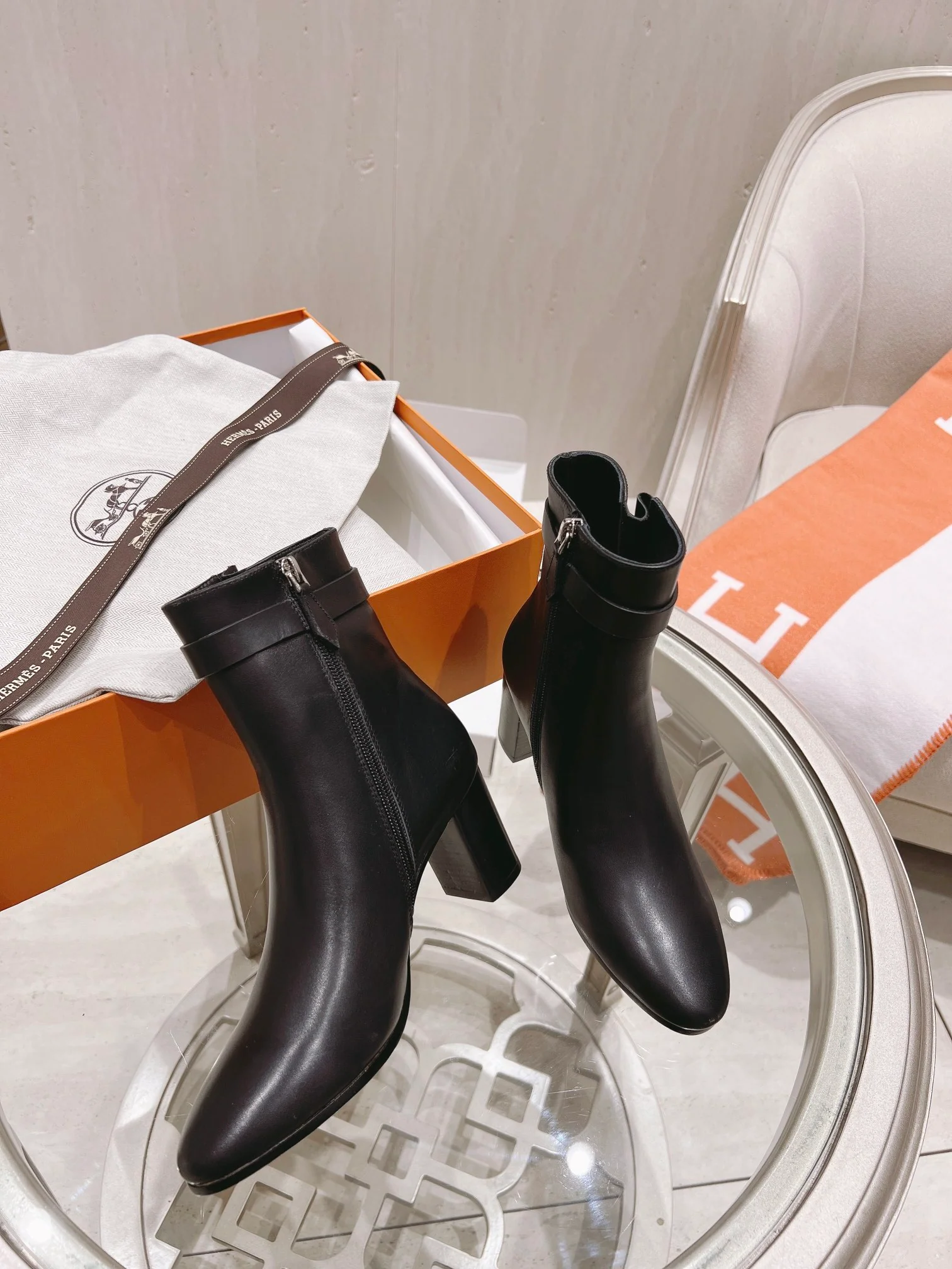 Пряжка Hermes Kelly - Ботильоны Saint Germain - черные