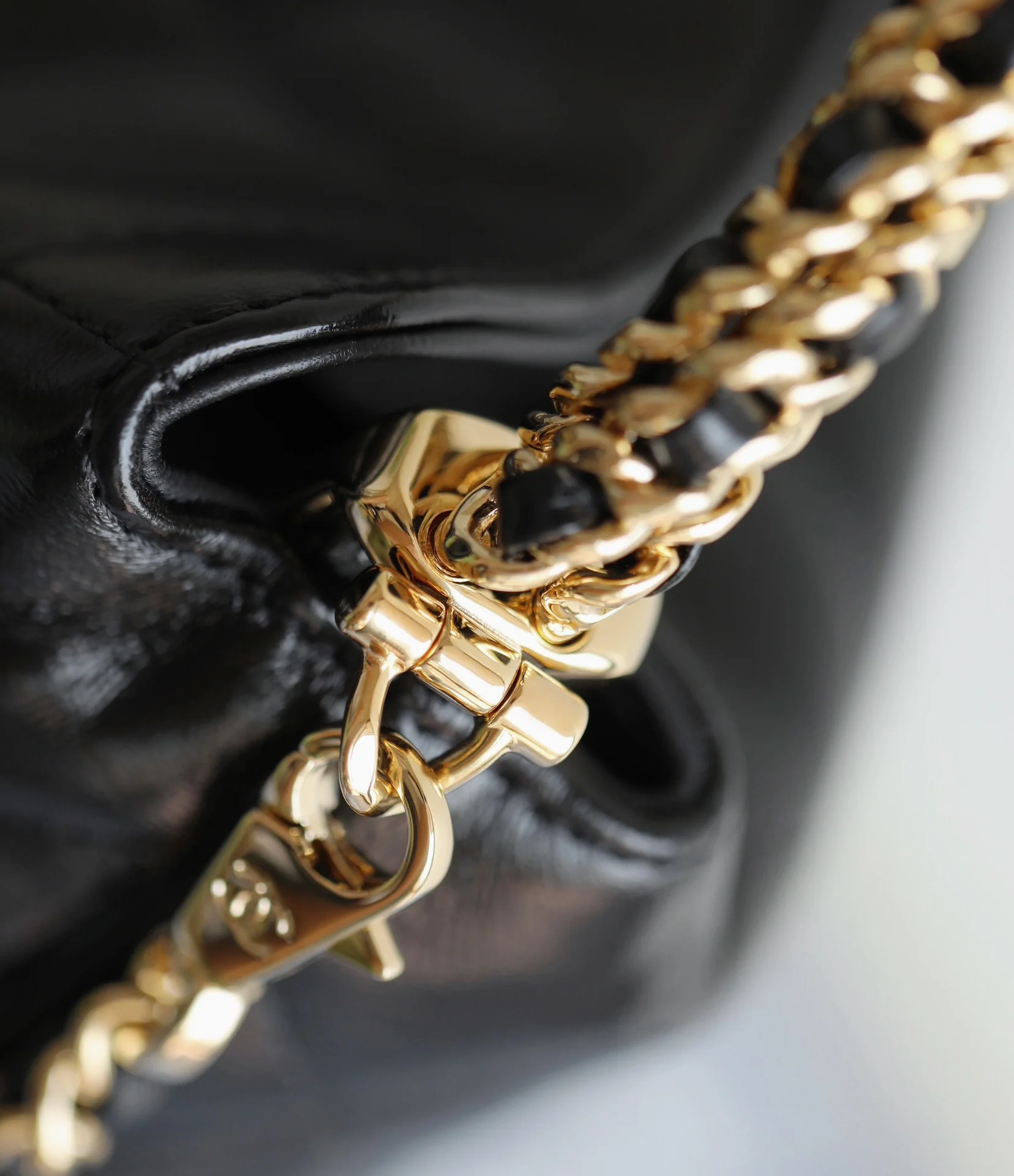 Сумка-хобо Chanel с витой ручкой - черная