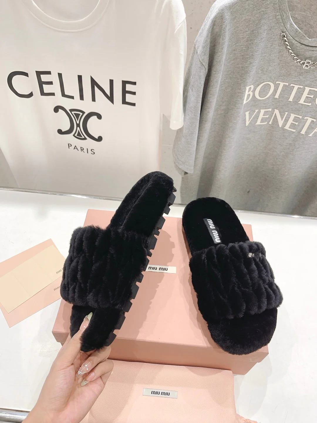 Новинка начала осени 2023 года от Miu Miu - Шелковые вышитые меховые тапочки - Полностью меховые, черные